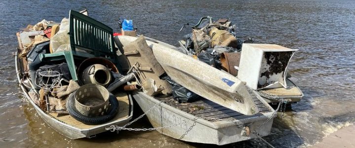 Odpad na lodích sebraný na březích Orlické přehrady sebraný roku 2022