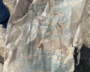 Na fotografii je odpadek, který byl nalezen v obci Modřice. Jedná se o velmi starý obal (pytlík) od polotučného mléka s cenou 3,60Kč za litr.