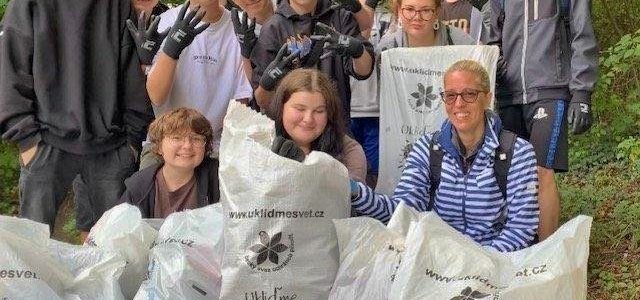 Fotografie dobrovolníků s pytli odpadků.