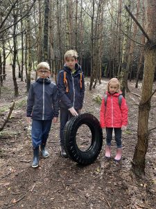 Děti vyfocené při akci Ukliďme svět s nalezenou pneumatikou.