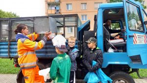 žáci vyfoceni při vyhazování odpadků do auta technických služeb