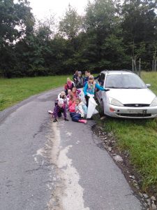 Na obrázku jsou žáci s nalezeným vrakem auta.